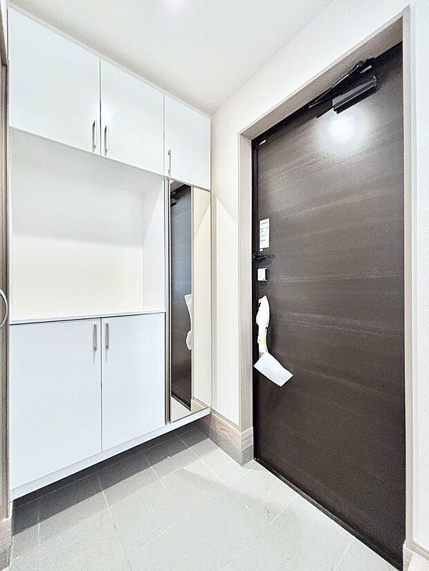 ミラー付きシューズボックスはお出かけ前の身だしなみチェックに便利