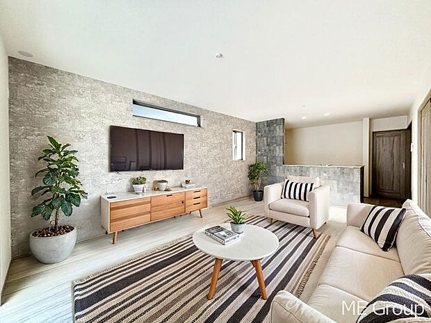 ご家族の賑やかな話し声で包まれる明るいリビング ※家具はCGです