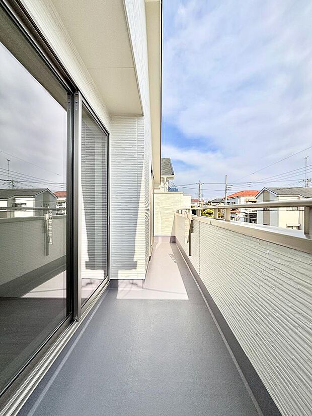 2部屋にまたがるバルコニー。晴れた日には洗濯物が気持ちよく干せそうですね。
