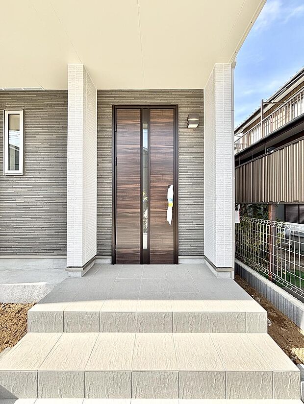 大切な家族、来客を出迎える玄関。玄関前は屋根付きで雨が降っていても濡れにくいです。 