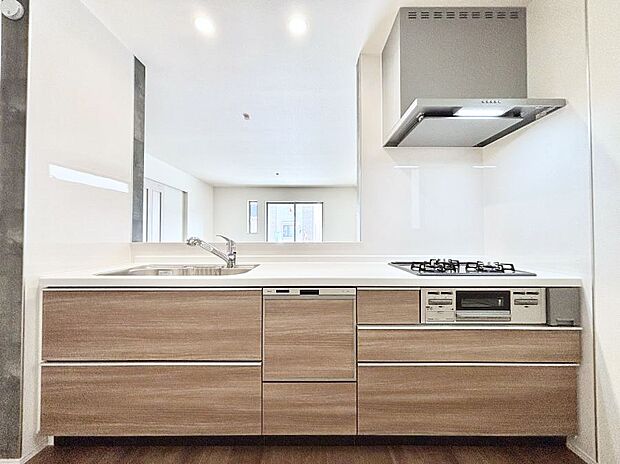 リビングを見渡せる人気のカウンターキッチン。 家族を見守りながら家事をすることができます。