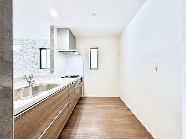 爽やかな風が通り抜けるキッチン。窓があるので明るく換気にも役立ちます。