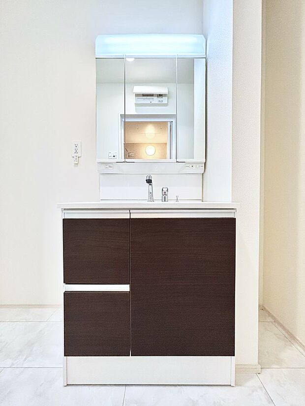 大きく見やすい三面鏡で清潔感ある洗面台は、身だしなみチェックや肌のお手入れにおすすめです。 