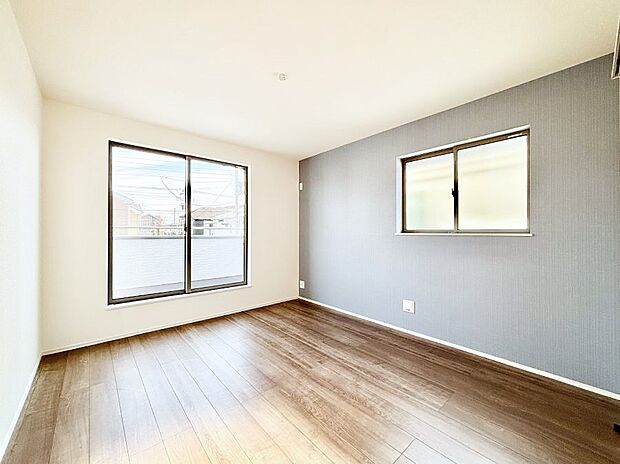 明るいバルコニーサイドに洋室を設置。アクセントクロスが上質な空間を演出！