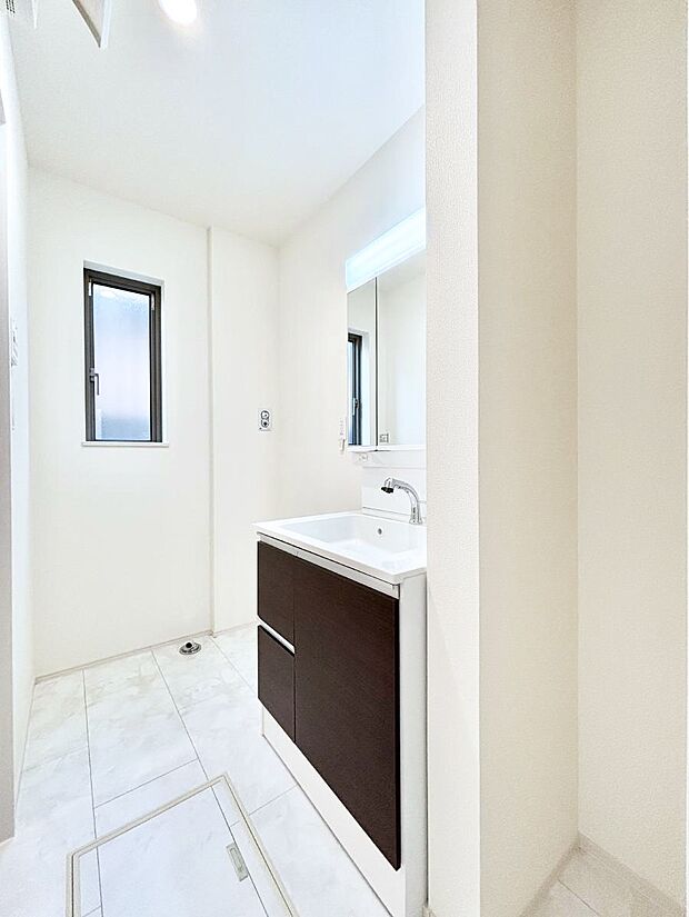 小窓がついているので湿気の多い場所でも換気が十分行えます。毎日の身支度を気持ち良く！