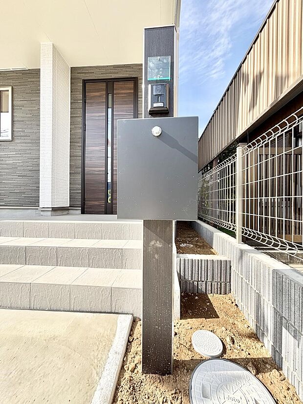 表札・インターホン・ポストをひとつに集約。エントランスになじむシンプルデザイン。