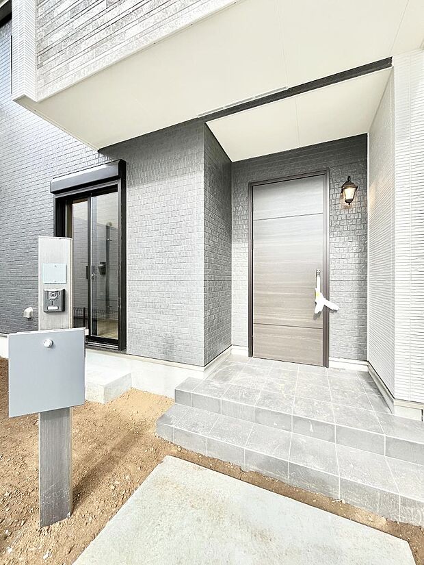 大切な家族、来客を出迎える玄関。玄関前は屋根付きで雨が降っていても濡れにくいです。