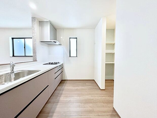 大容量収納できるパントリー付きのシステムキッチン。