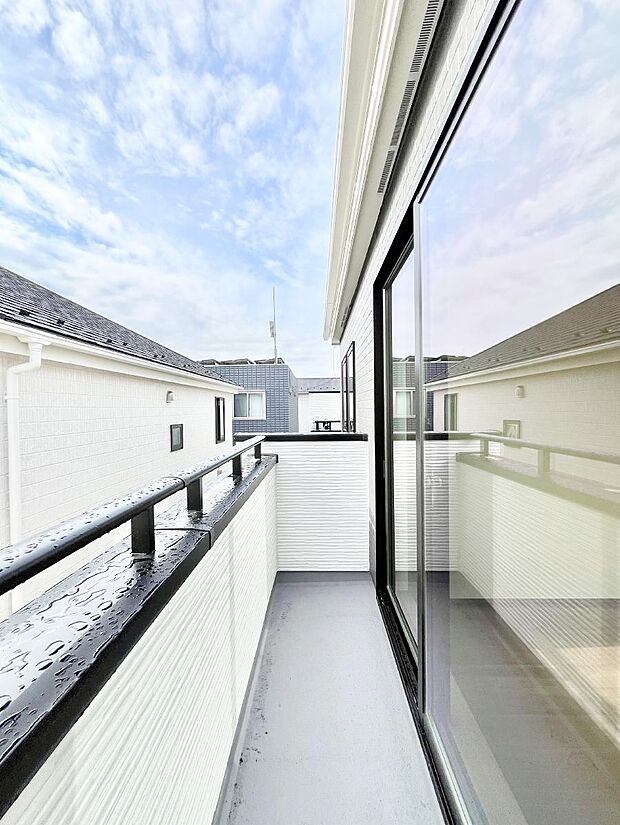 暖かな陽光が降り注ぐバルコニーはお洗濯におすすめ。爽やかな風も心地よいです。