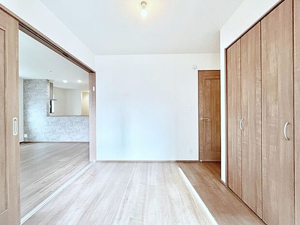 リビング隣接の洋室は個室としても利用できます