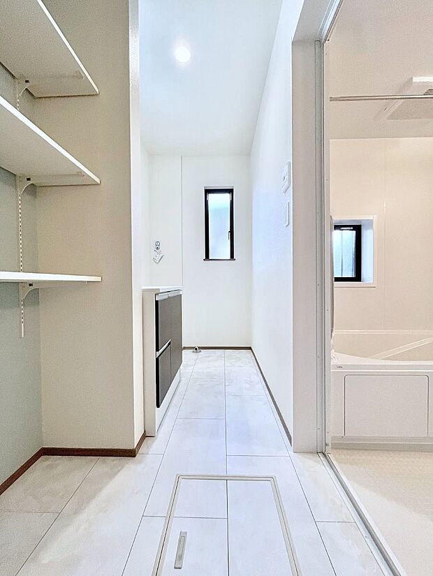 リネン庫がありタオル類や洗剤などストックを収納するのに便利です。