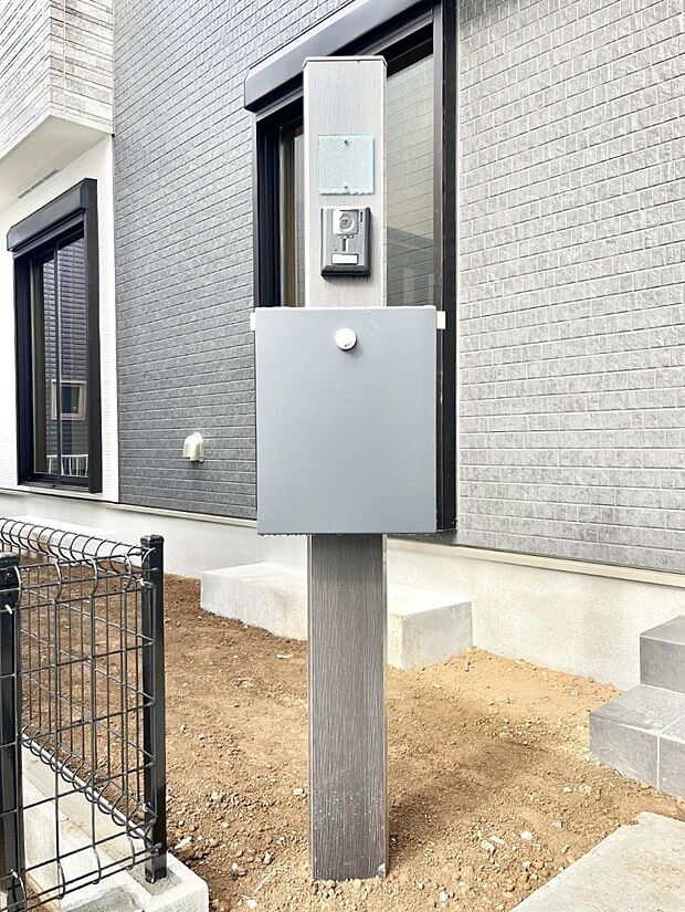 表札・インターホン・ポストをひとつに集約。エントランスになじむシンプルデザイン。