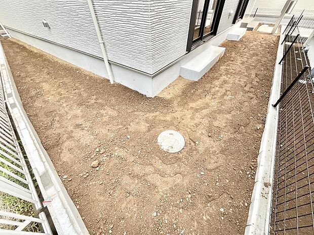 ガーデニングや家庭菜園も楽しめるお庭付き。