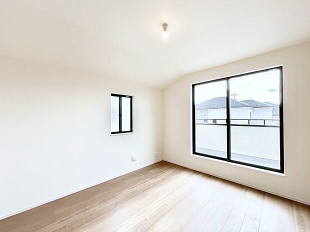 明るいバルコニーサイドに洋室を設置。目覚めの良い寝室に。