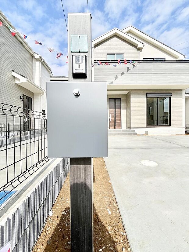 表札・インターホン・ポストをひとつに集約。エントランスになじむシンプルデザイン。