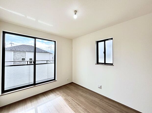 明るいバルコニーサイドに洋室を設置。目覚めの良い寝室に。