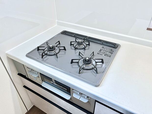 ガスコンロはSiセンサー搭載。火力調節や焦げ付き・消し忘れも防いでくれます。