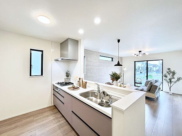 リビングで遊ぶお子様を見守りながらお料理ができる対面キッチン。  