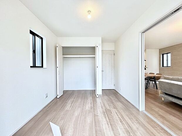 リビングの隣にある洋室。扉を開放して広く利用することも可能です。