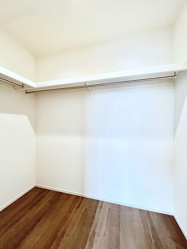 衣類をハンガーに掛けたまま収納できるWIC。衣類の整理整頓がしやすくて便利です！