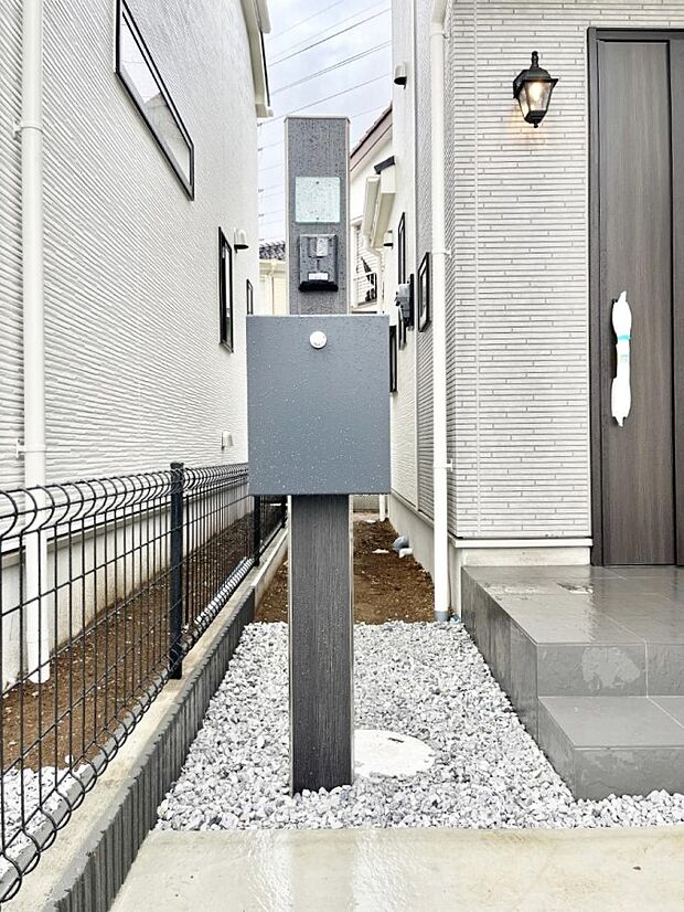 シンプルデザインのポスト。