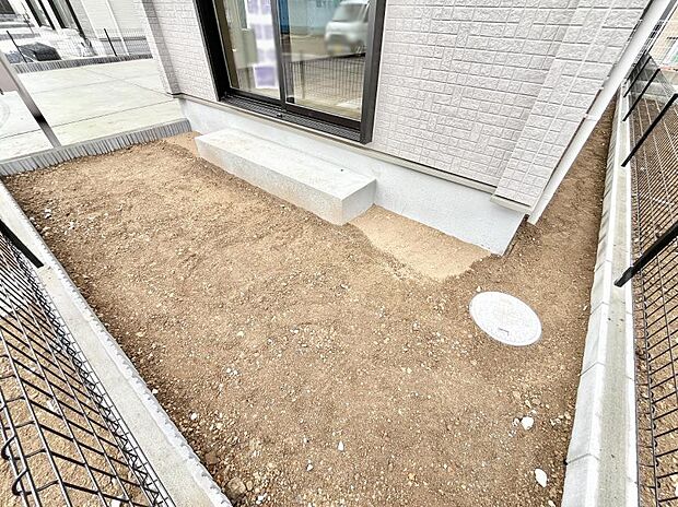 ガーデニングや家庭菜園も楽しめるお庭付き。