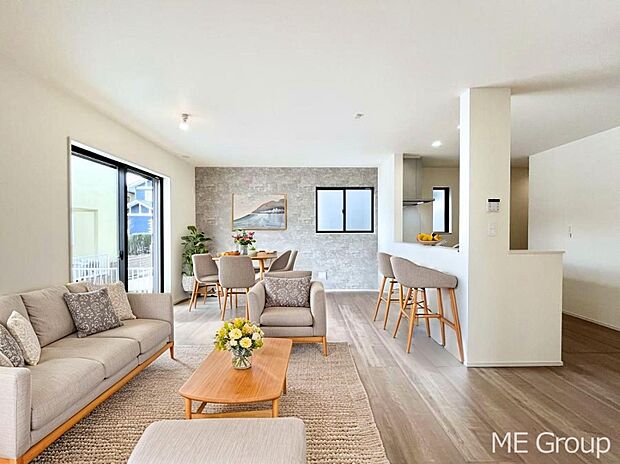 ご家族の賑やかな話し声で包まれる明るいリビング  ※家具はCGです