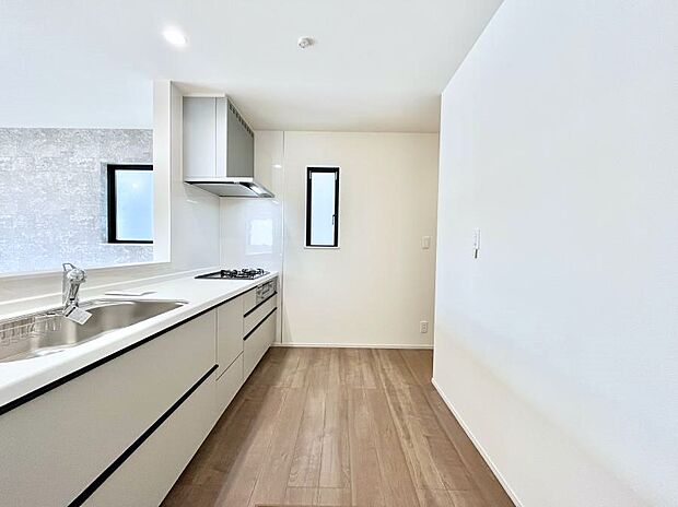 爽やかな風が通り抜けるキッチン。窓があるので明るく換気にも役立ちます。