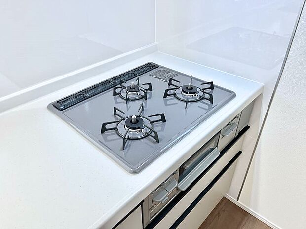 ガスコンロはＳｉセンサー搭載。火力調節や焦げ付き・消し忘れも防いでくれます。