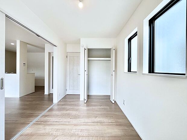 リビング隣接の洋室は個室としても利用できます