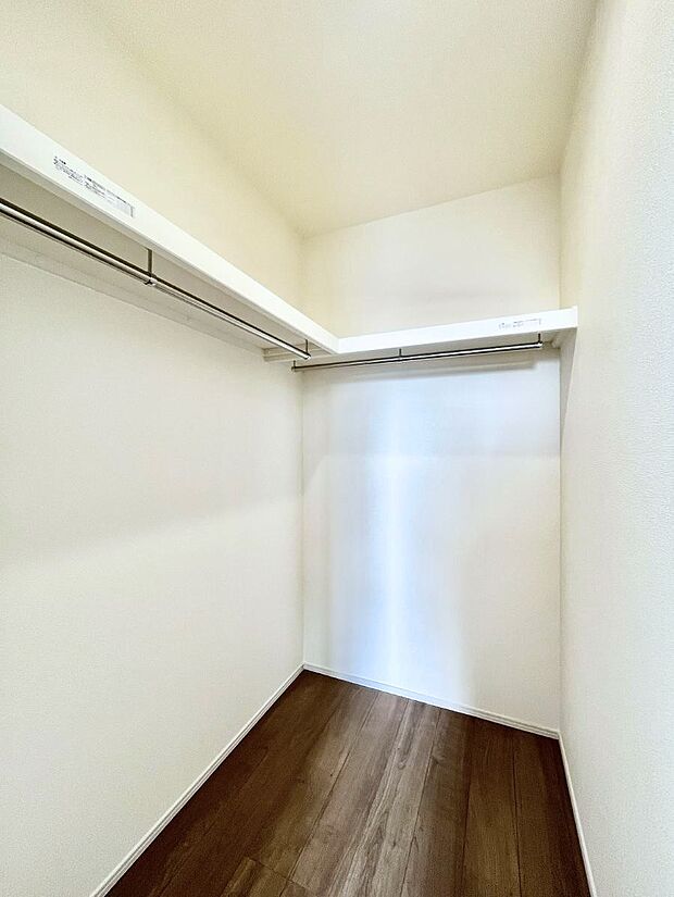 ファミリークローゼット。スーツケースや季節小物などもまとめて収納できます