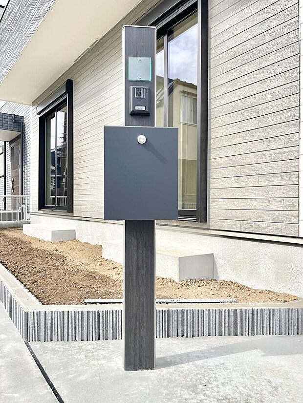 表札・インターホン・ポストをひとつに集約。エントランスになじむシンプルデザイン。