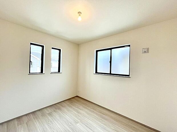 2面採光で気持ちよく自然光が取り入れられるのでお子様のお部屋にもピッタリ