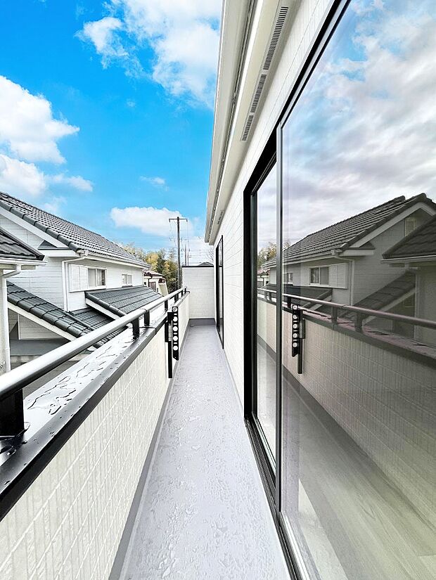 暖かな陽光が降り注ぐバルコニーはお洗濯におすすめ。爽やかな風も心地よいです。