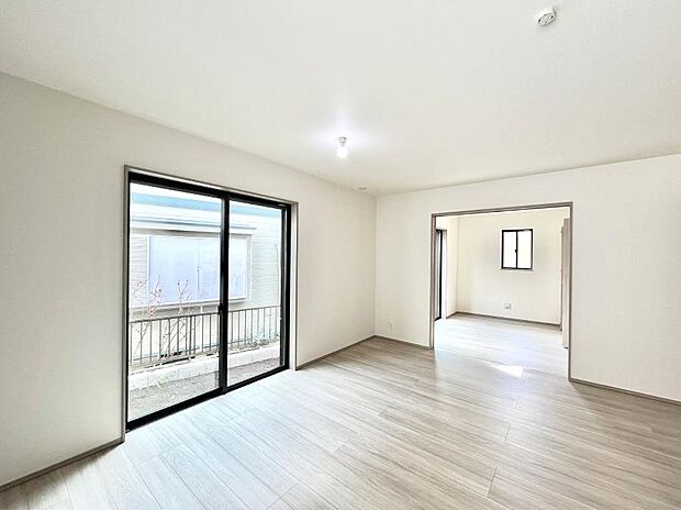 大きな窓からたっぷりの陽光と風を感じられるリビング