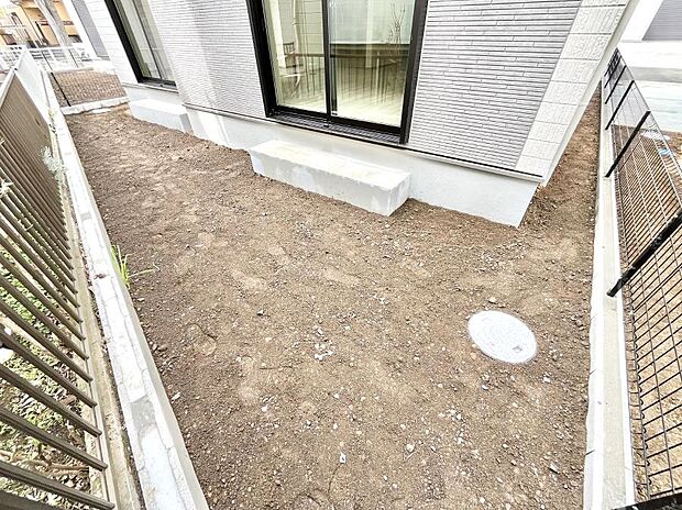 プランターを並べて季節のお花を楽しめるお庭付き。