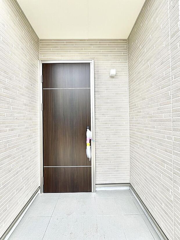 大切な家族、来客を出迎える玄関。