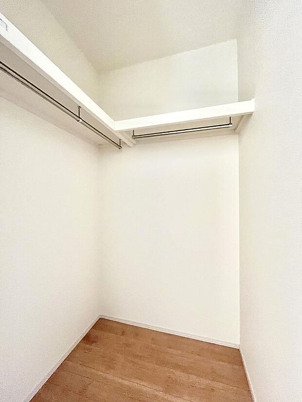 家族みんなの共有物を収納するのに便利なファミリークローク