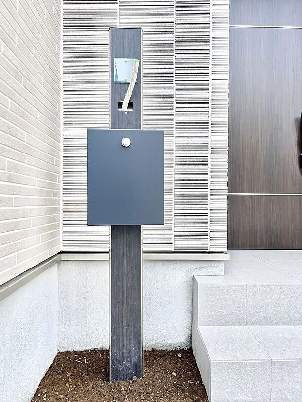 シンプルデザインのポスト。