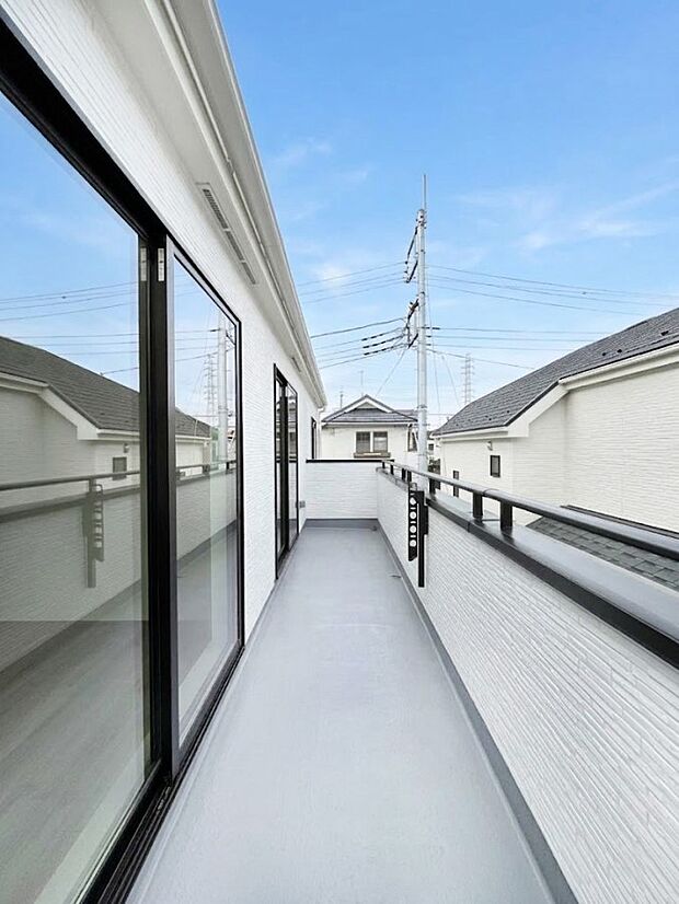 暖かな陽光が降り注ぐバルコニーはお洗濯におすすめ。爽やかな風も心地よいです。 