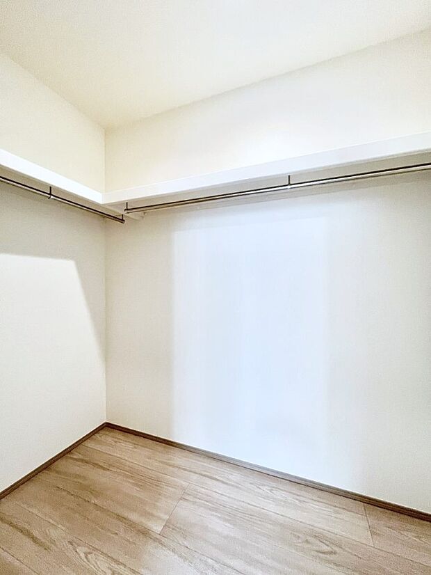 衣類をハンガーに掛けたまま収納できるWIC。衣類の整理整頓がしやすくて便利です！