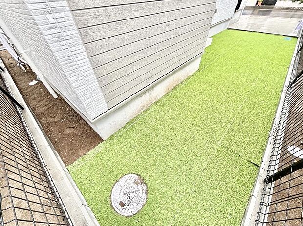 プランターを並べて季節のお花を楽しめるお庭付き。