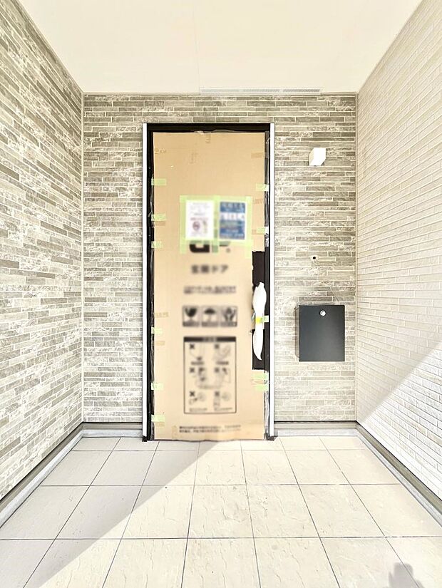 大切な家族、来客を出迎える玄関。