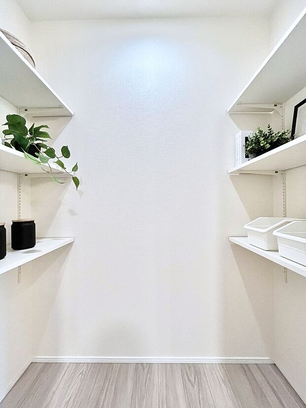 キッチンにはパントリー！食材のストックはもちろん、日用品の収納など使い方はいろいろ！