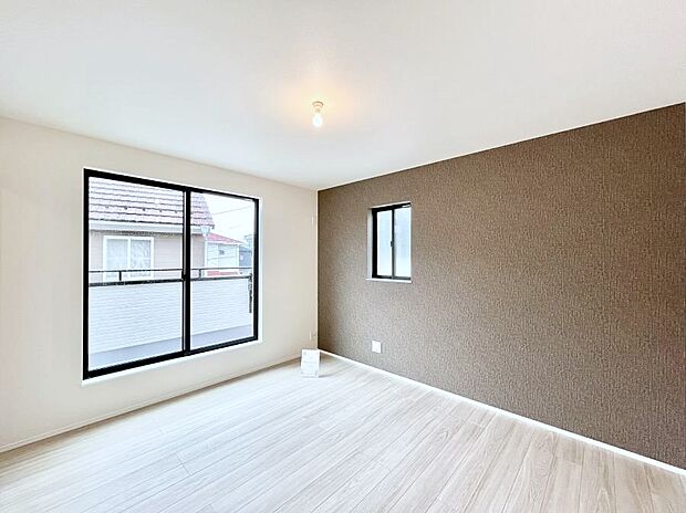 窓からのやさしい光が心地よいプライベートルーム