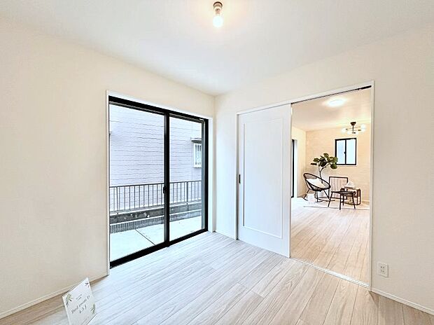 リビングの隣にある洋室。扉を開放して広く利用することも可能です。