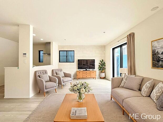 ご家族の賑やかな話し声で包まれる明るいリビング ※家具はCGです