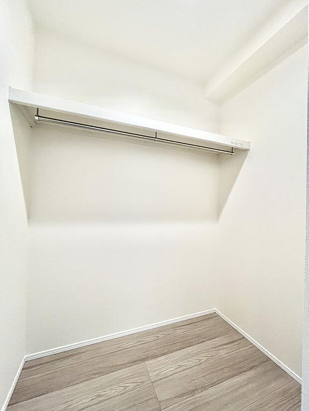 家族みんなの共有物を収納するのに便利なファミリークローゼット