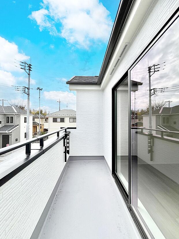 暖かな陽光が降り注ぐバルコニーはお洗濯におすすめ。爽やかな風も心地よいです。