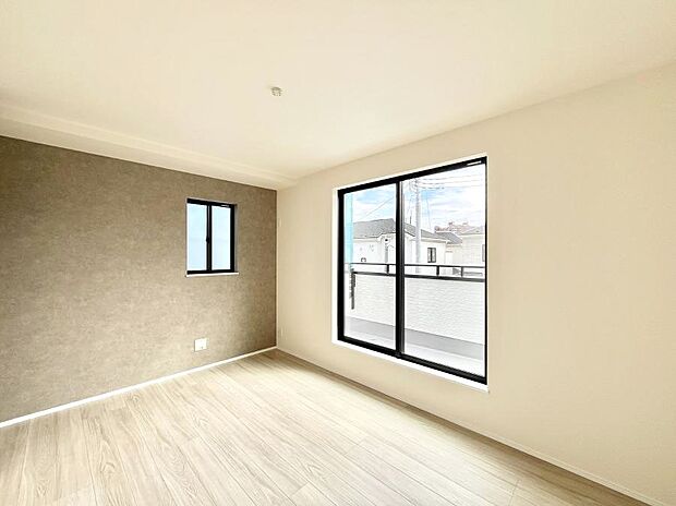 バルコニーが開放感をプラスしてくれる洋室